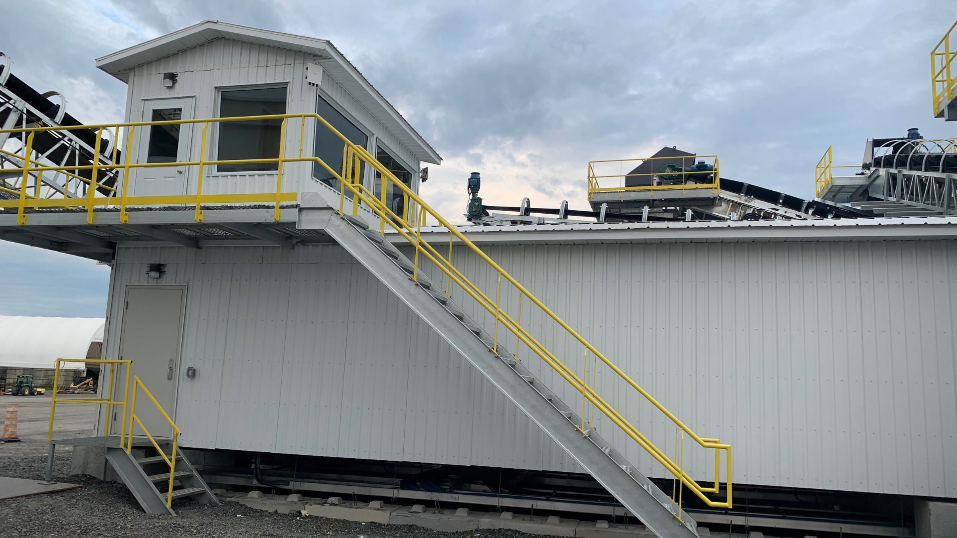 Installation industrielle avec escaliers et structures métalliques